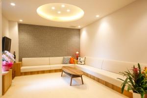 奈良市にあるHotel Hanakomichi - Vacation STAY 27567vのソファとテーブルが備わる待合室