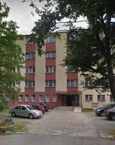 een groot gebouw met auto's geparkeerd op een parkeerplaats bij Cztery kąty in Bielsko-Biala