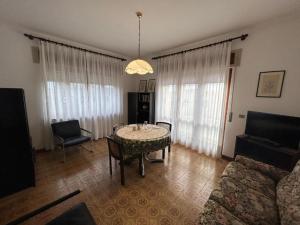 a living room with a table and a couch at B&B PRETITE in Artegna