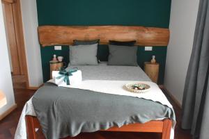 Un dormitorio con una cama con una caja. en Vale dos Ilhéus en Machico