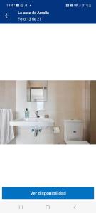 un bagno con un lavandino bianco e un water di La Casa de Amalia a San Pedro de Daute