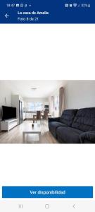 un soggiorno con un divano e un tavolo di La Casa de Amalia a San Pedro de Daute