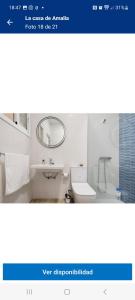 un bagno con lavandino e specchio di La Casa de Amalia a San Pedro de Daute Altre 7 foto