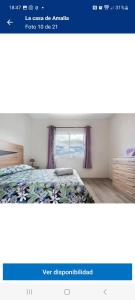 una foto di una camera con un letto e una finestra di La Casa de Amalia a San Pedro de Daute