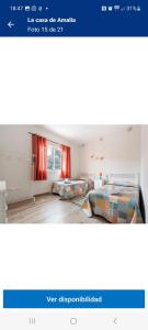 2 letti in una camera con tende rosse di La Casa de Amalia a San Pedro de Daute