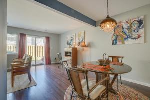 uma sala de jantar e sala de estar com mesa e cadeiras em Charming Chapel Hill Townhome Near University! em Chapel Hill