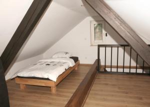 sypialnia z łóżkiem na drewnianej podłodze w obiekcie Beide Bumpkes 