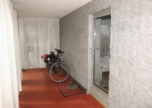 a bike parked in a hallway next to a wall at Beide Bumpkes 