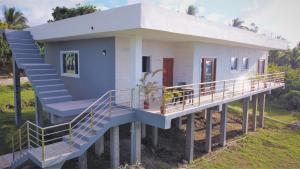 Serenity Seaview Suite في Anse La Raye: منزل على ستاير مع درج يؤدي إليه