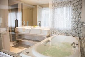 Um banheiro em Nadai Confort Hotel e Spa