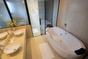 Um banheiro em Nadai Confort Hotel e Spa