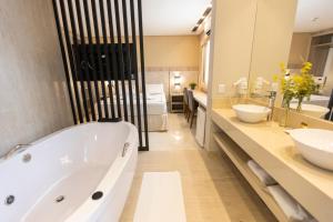 Um banheiro em Nadai Confort Hotel e Spa