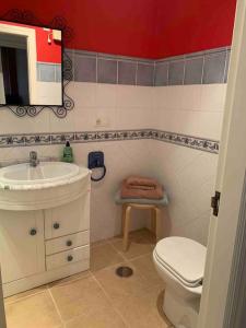 Un baño con un lavabo blanco y un inodoro. en Coastify Bueu, en Bueu 24 fotos más
