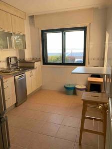 una cocina con fregadero y una ventana. en Coastify Bueu, en Bueu