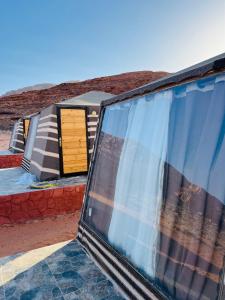 a house in the middle of a desert at wadi rum camp stars & jeep tour in Wadi Rum