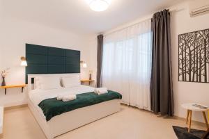 um quarto com uma cama grande e uma janela grande em NEW Iorga3 OldCity SelfCheckIn em Timisoara