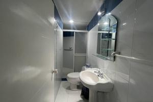 Baño pequeño con aseo y lavamanos en Apartamento hermosa Vista al Mar en el Rodadero Santa Marta, en Santa Marta