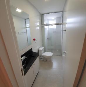 y baño con aseo y ducha acristalada. en Apartamento Residencial Bordô amplo 3 quartos próximo à praia, en Itapema