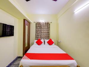 Cama ou camas em um quarto em FabExpress Srinivasa Residency