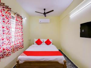 Cama ou camas em um quarto em FabExpress Srinivasa Residency