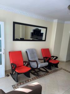 3 Stühle in einem Zimmer mit Spiegel in der Unterkunft Apartamento 2 habitaciones in Barranquilla