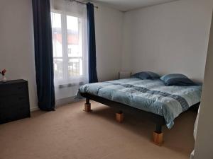 a bedroom with a bed and a window at Belle maison spacieuse proche Genève et CERN in Saint-Genis-Pouilly +5 photos