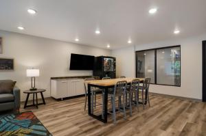 TV a/nebo společenská místnost v ubytování WoodSpring Suites Olympia - Lacey