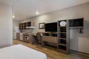 Kuchyň nebo kuchyňský kout v ubytování WoodSpring Suites Olympia - Lacey