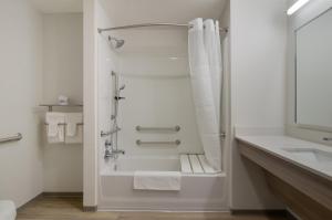 Koupelna v ubytování WoodSpring Suites Olympia - Lacey