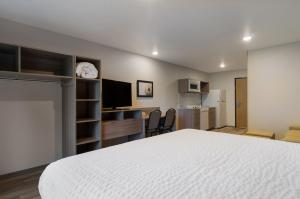Postel nebo postele na pokoji v ubytování WoodSpring Suites Olympia - Lacey