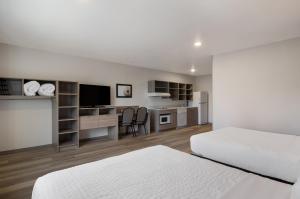 Postel nebo postele na pokoji v ubytování WoodSpring Suites Olympia - Lacey