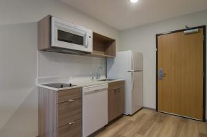 Kuchyň nebo kuchyňský kout v ubytování WoodSpring Suites Olympia - Lacey