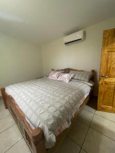 een bed in een kleine kamer met airconditioning bij oasis natural en un paraiso tropical in El Espino