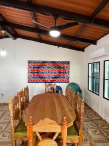 een eetkamer met een houten tafel en stoelen bij oasis natural en un paraiso tropical in El Espino