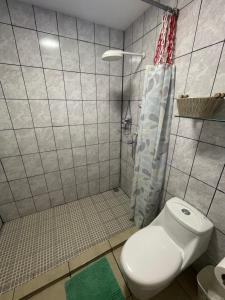 La salle de bains est pourvue d'une douche et de toilettes. dans l'établissement oasis natural en un paraiso tropical, à El Espino