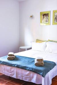 ein Schlafzimmer mit einem Bett mit Handtüchern darauf in der Unterkunft Casa Veronica 5 , 1 Dormitorio in Arona