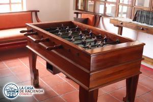 una mesa de futbolín de madera en una habitación en La Casa de Hacienda, en Otavalo