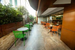 Reštaurácia alebo iné gastronomické zariadenie v ubytovaní Asia Business Suites