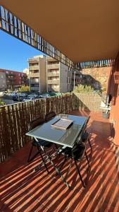 une table et des chaises sur un balcon avec vue dans l'établissement Superbe T2 à Balaruc les Bains, à Balaruc-les-Bains