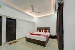 a bedroom with a bed with a ceiling fan at Flagship Hotel White House in Rānchī