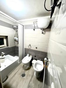 ナポリにあるA casa e Matildeのバスルーム(トイレ、洗面台付)