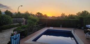 Fotografie z fotogalerie ubytování Chalet con piscina en Liria v destinaci Lliria