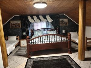 Garešnica的住宿－Apartmani Jozić，一间卧室设有两张床和窗户。
