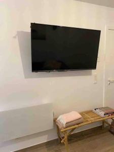 einen Flachbild-TV, der an einer Wand hängt in der Unterkunft Moderne studio in Nieuwpoort