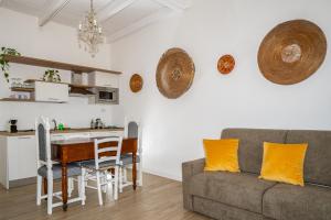 a living room with a couch and a table at Sa ia Suite 2 in Cagliari