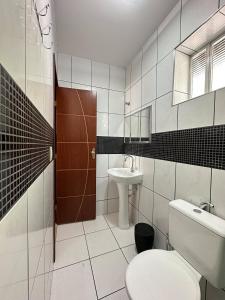uma casa de banho com um WC e um lavatório em Mega Casa em sítio churrasco piscina em Ipiabas RJ em Barra do Piraí