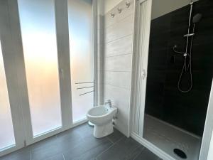 łazienka z toaletą i prysznicem w obiekcie MiPA w mieście Milazzo