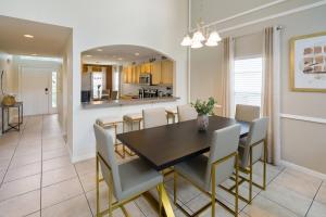 Un comedor y una cocina con mesa y sillas. en Great 6bedrooms home in Kissimmee w Private Pool 8426, en Kissimmee
