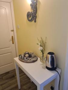 直布羅陀的住宿－Gibraltar Gem，一张带烤面包机的小白色桌子