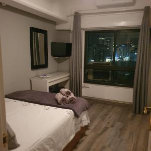 un dormitorio con un osito de peluche sentado en una cama en Gibraltar Gem en Gibraltar